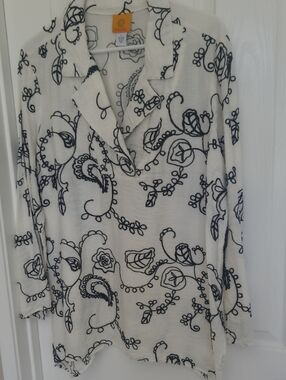White & Black Floral Scroll Long-Sleeve Women's Top
